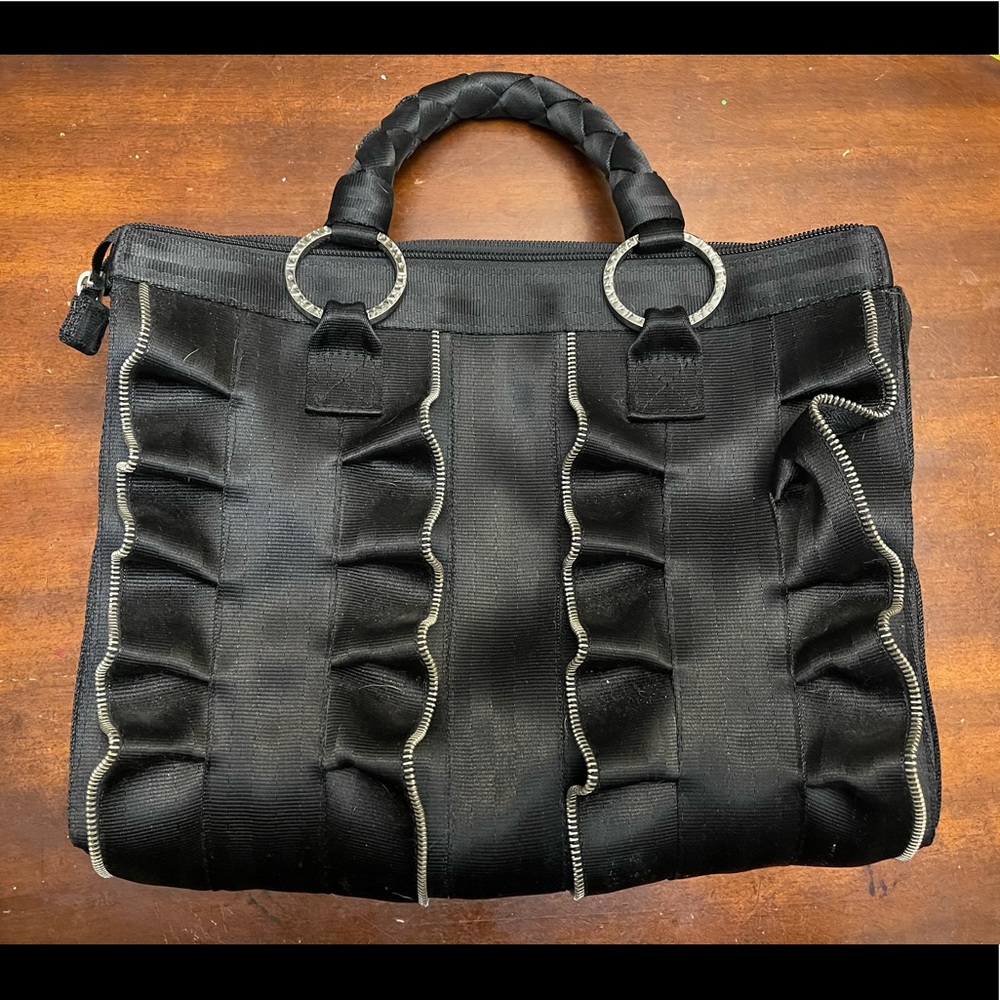Harvey’s seatbelt Lola Zipper edge purse like new